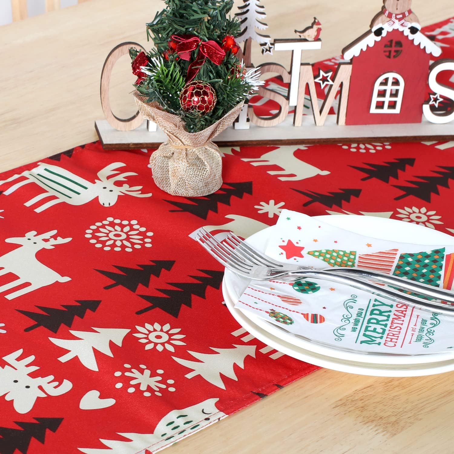 LUSHVIDA Christmas Table Runner Xmas Deer Prttern, Washable Table Runner for Dining Table Holiday Party Decorations